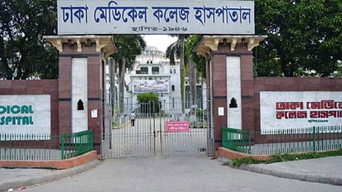 ঢামেক হাসপাতালে রোগীর স্বজনদের সাথে ডাক্তারের হাতাহাতি, নারী আটক